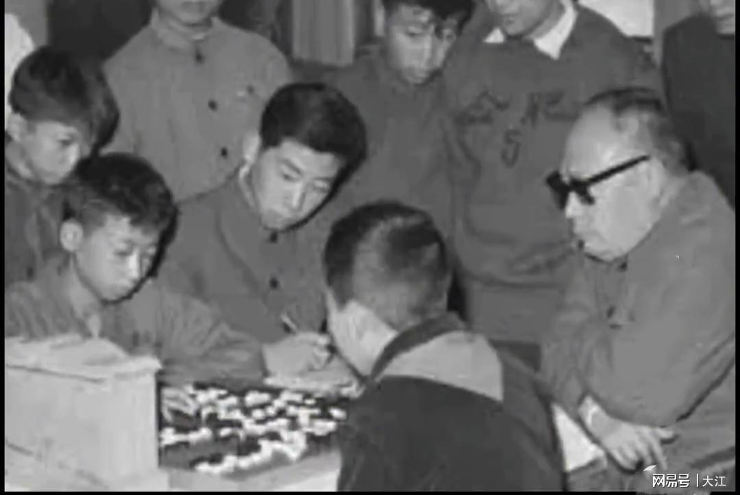 开云App-陈毅元帅正在全神贯注地与聂卫平下棋，在天赋面前，第一局就输了